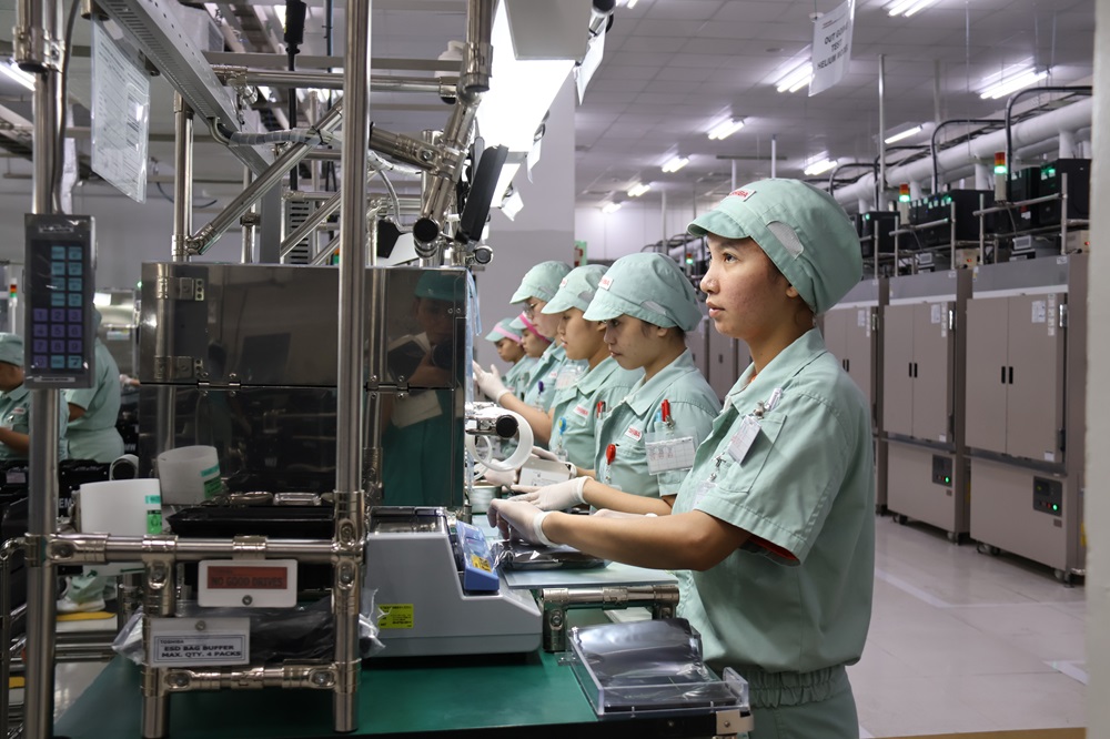 24時間体制でHDDの量産を行うTIPの製造現場