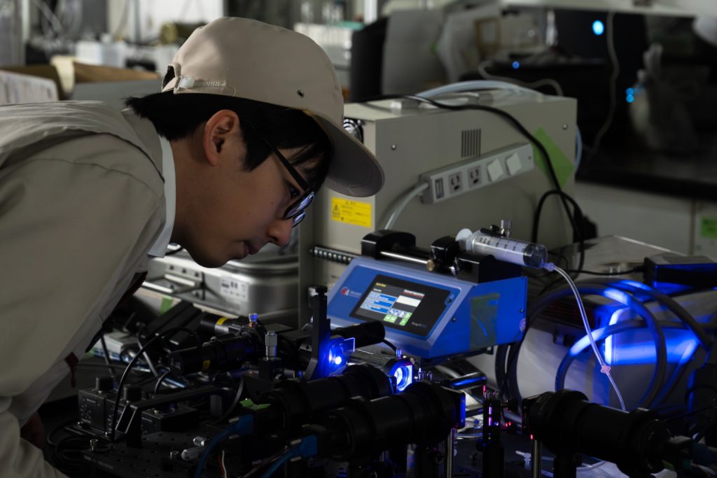 顕微鏡の光学系を調整している様子