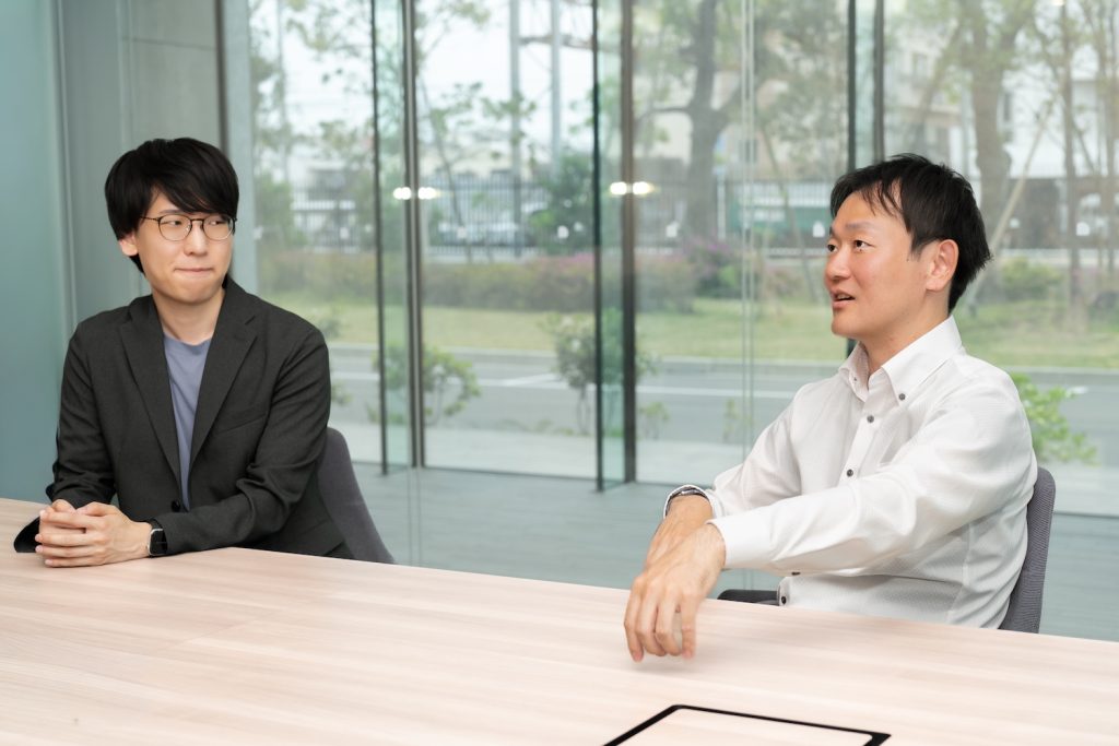 取材を受ける大川氏と内山氏