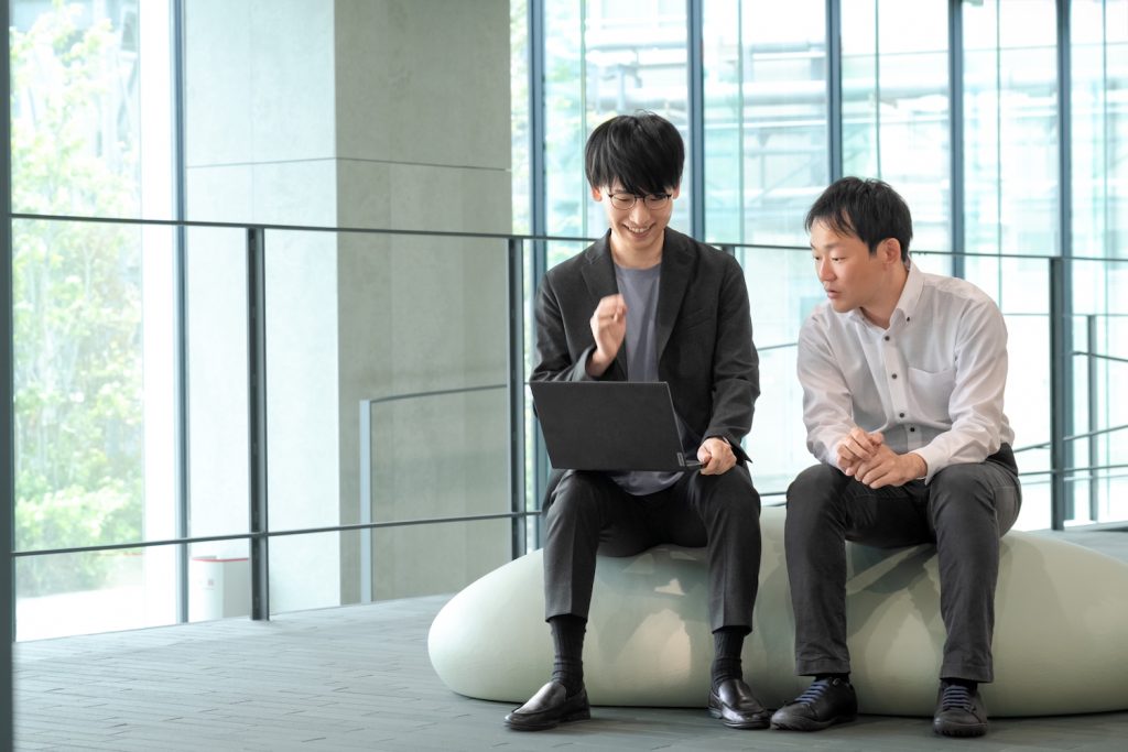 PCを見ながら談笑する大川氏と内山氏