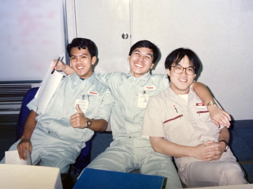 1995年、東芝情報機器フィリピン社立ち上げ時に当時の仲間と。Chok氏は右端。