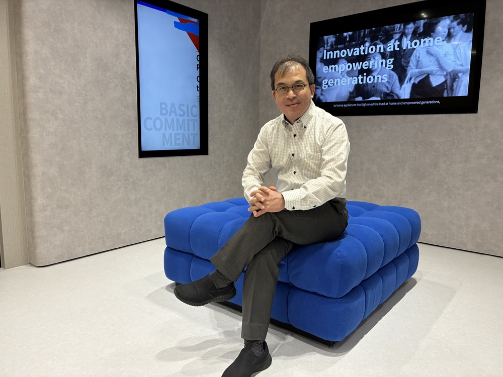 椅子に座るチョク氏