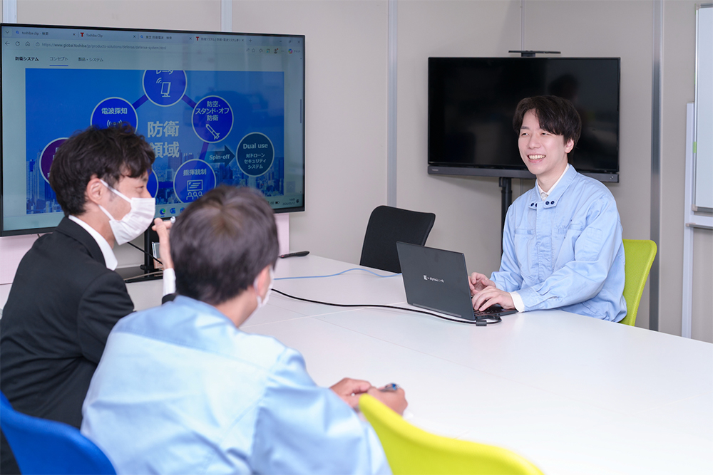 職場の人たちとディスカッションをしている様子