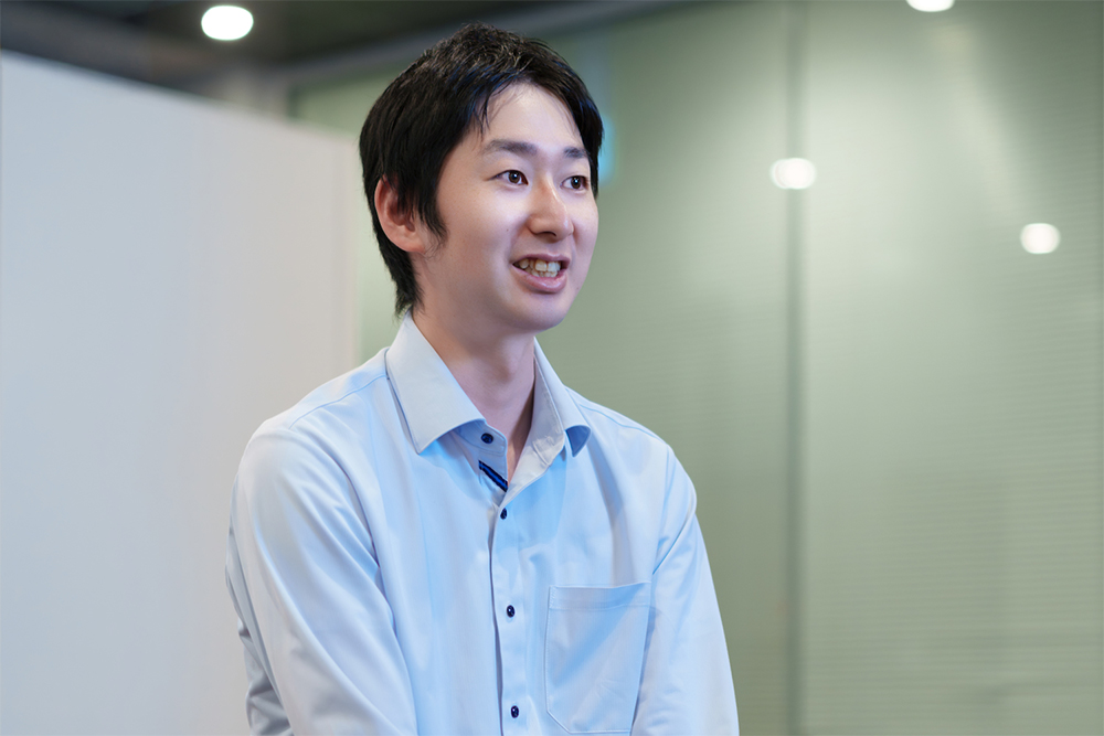 株式会社東芝 半導体営業推進センター パワー&小信号営業推進部 パワー&小信号デバイス需給計画第一担当 吉田 拓矢氏。パワー半導体の営業推進や後輩育成に携わる。第1子誕生時に約8カ月の育休を取得。パートナーの再就職活動や復職後の育児体制も見据えながら、長期間の育休取得を選択した。