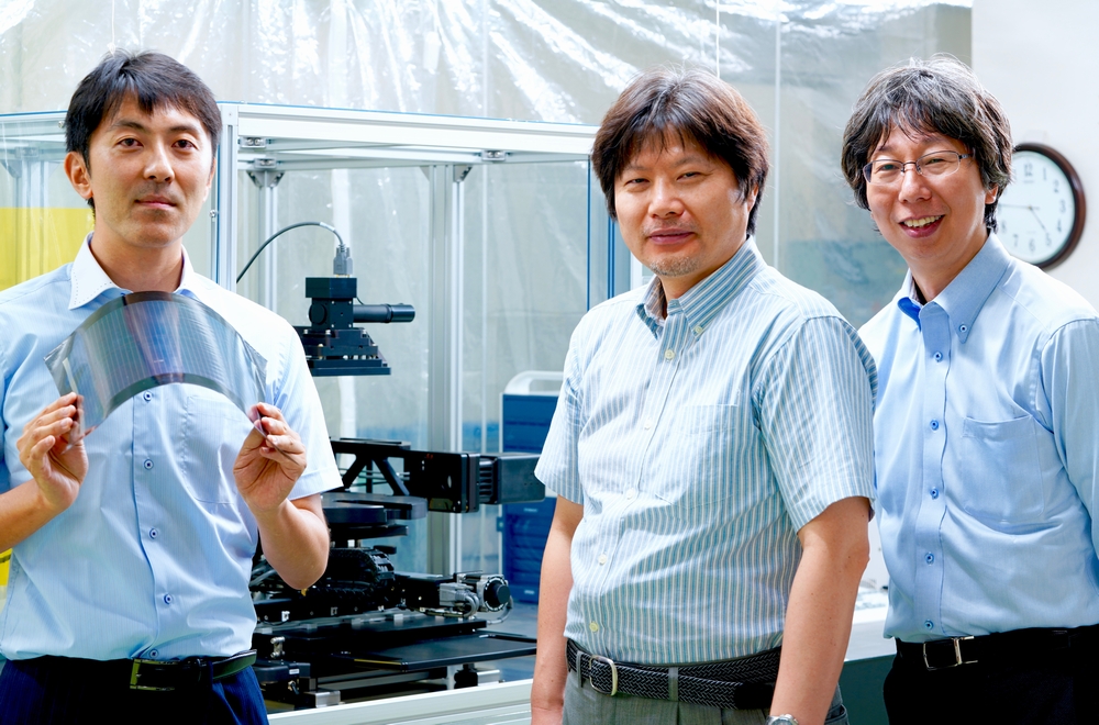  Perovskite solar cell experiment equipment From left to right: Akio Amano, Kenji Todori, and Laboratory leader Koji Mizuguchi