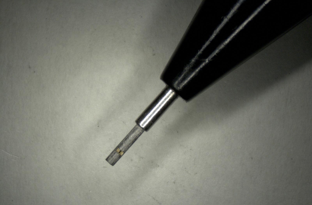 How small do you think the products with the smallest package size can get? Look at what’s on the pencil lead in this mechanical pencil!