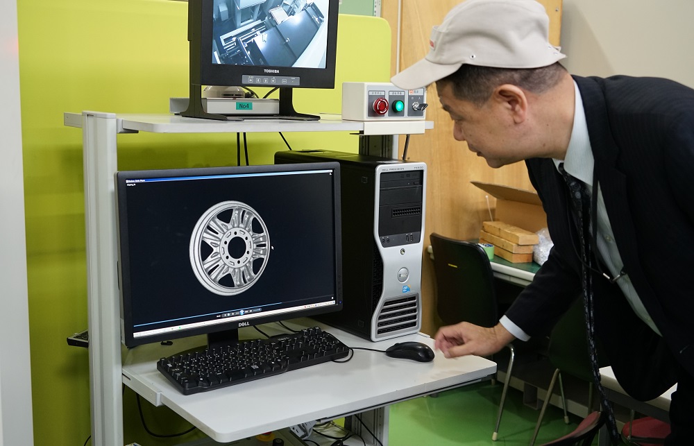 Inspecting a wheel rim