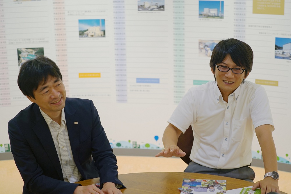 Hideo Kitamura (left), Toshiba Corporation Energy Systems & Solutions Company, with Shuuji Maeda, Environment Dept., Saga City (Company name and title at the time of the interview)