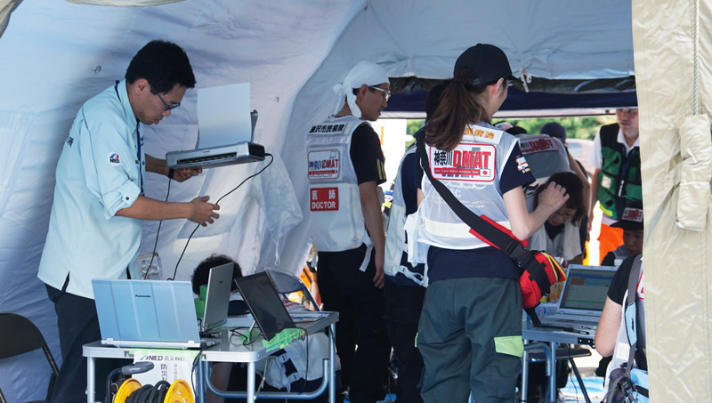 Supply power to the equipment of the DMAT headquarters tent