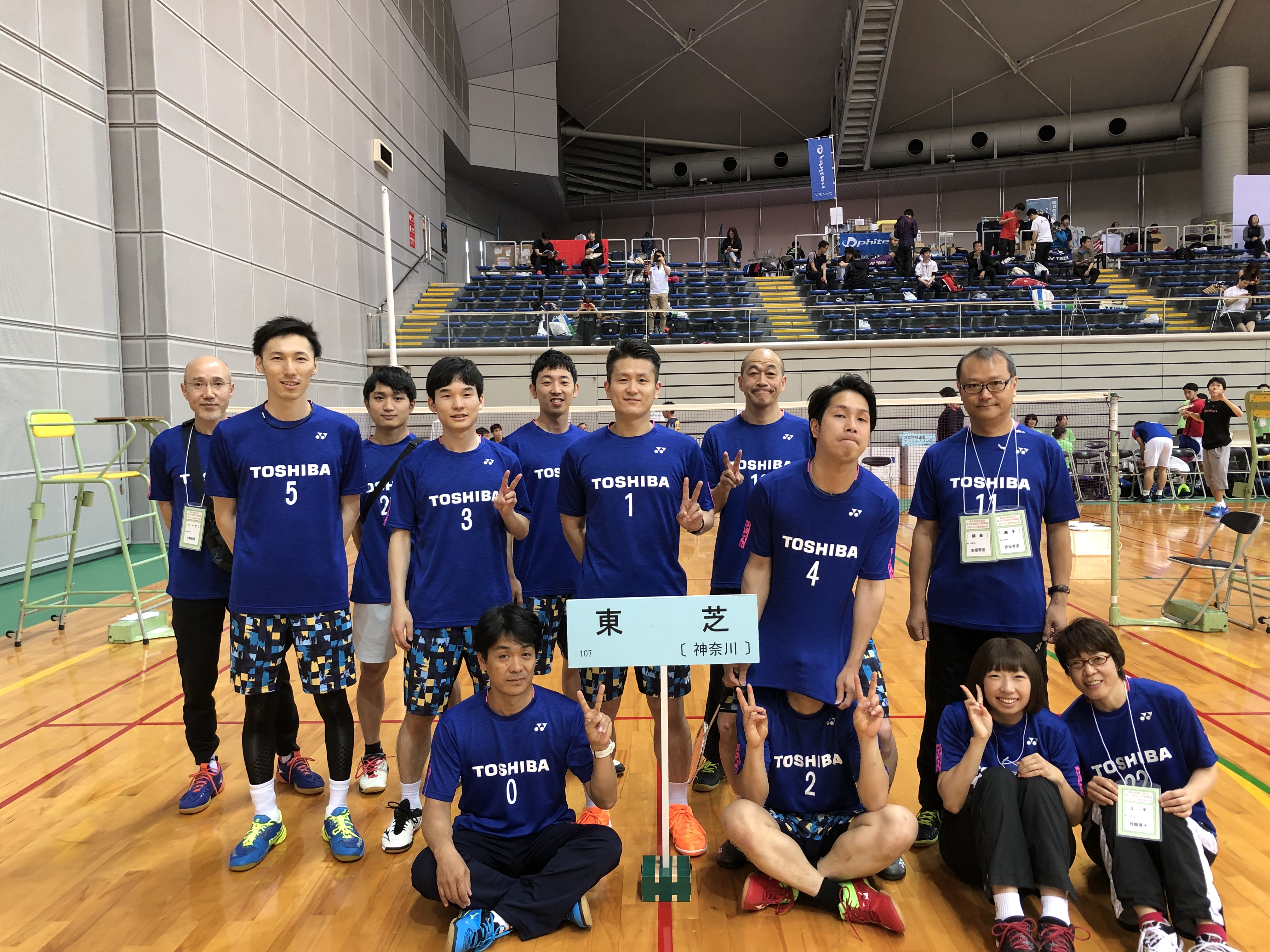 Mr. Hino, donned the number 1 uniform, with members of the Toshiba Badminton Club.