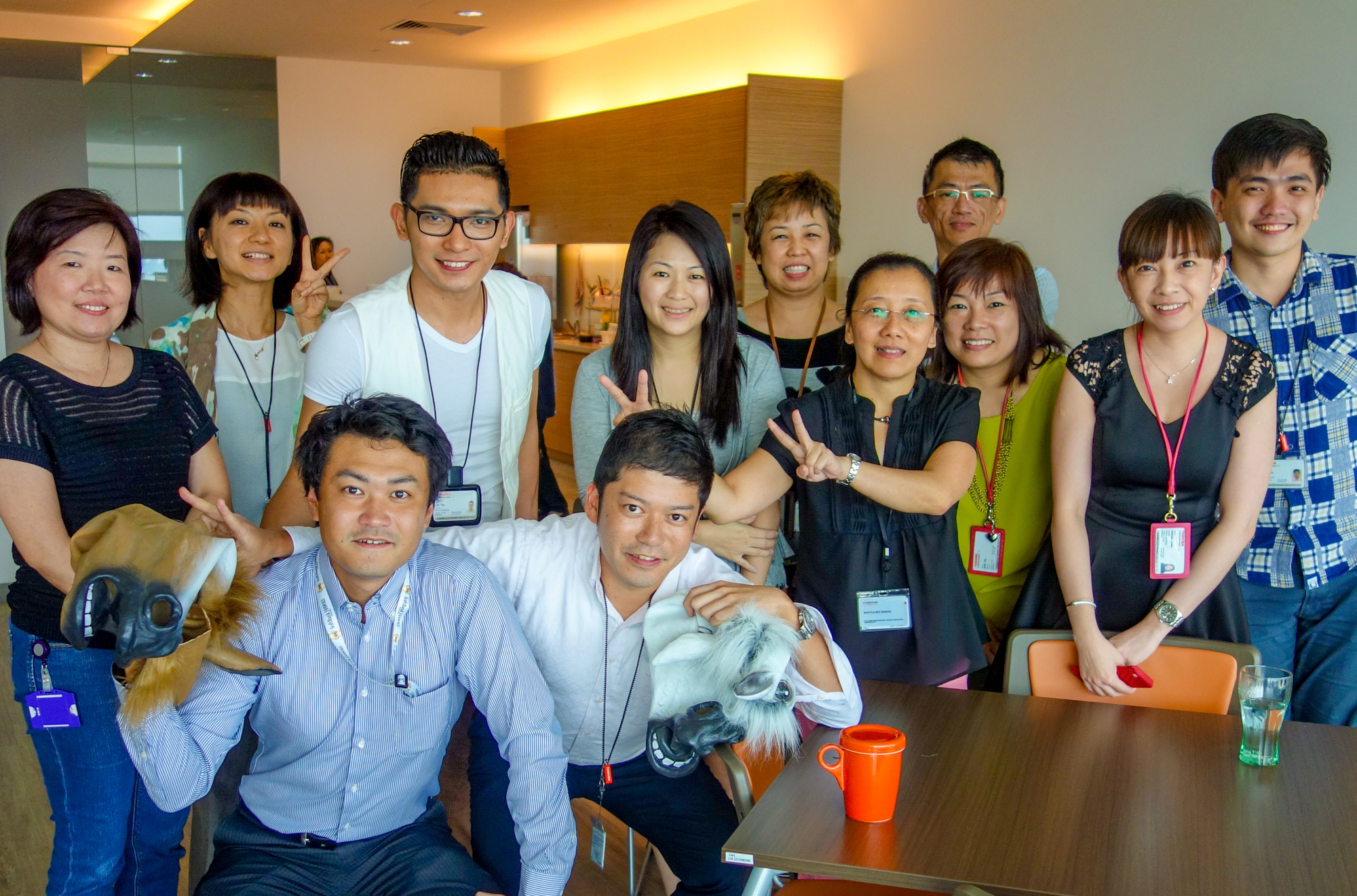 Mr. Katayama (second from the left of the front row) with colleagues from Singapore in 2014.