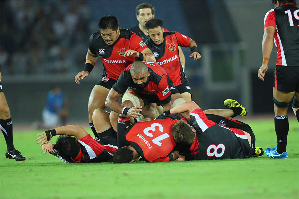 IMAGE OF TOSHIBA RUGBY PLAYERS ON COURT