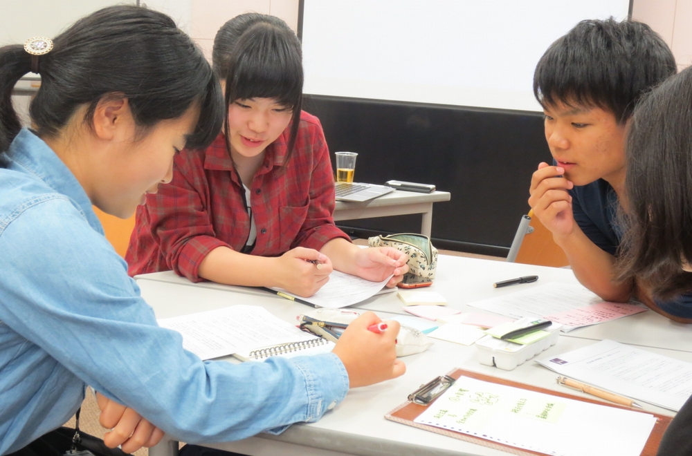 IMAGE OF CHILDREN DURIING A WORKSHOP