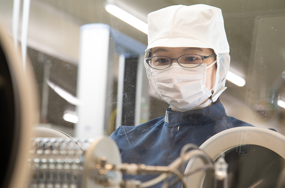 Natsuki Nakamura working in the lab.