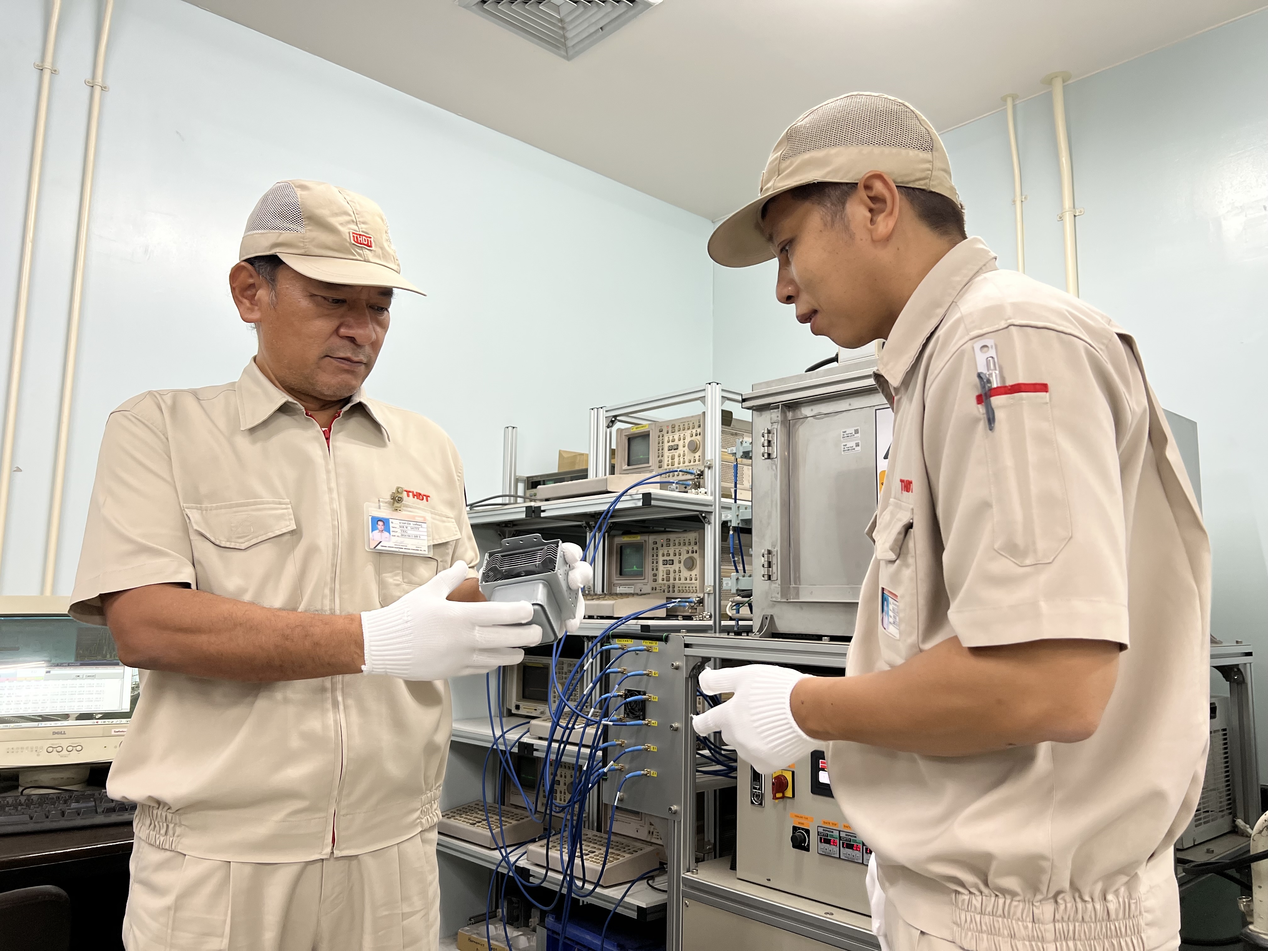 Satit Wongchompoo (Left), Director, Toshiba Hokuto Electronic Devices (Thailand) Co., Ltd.