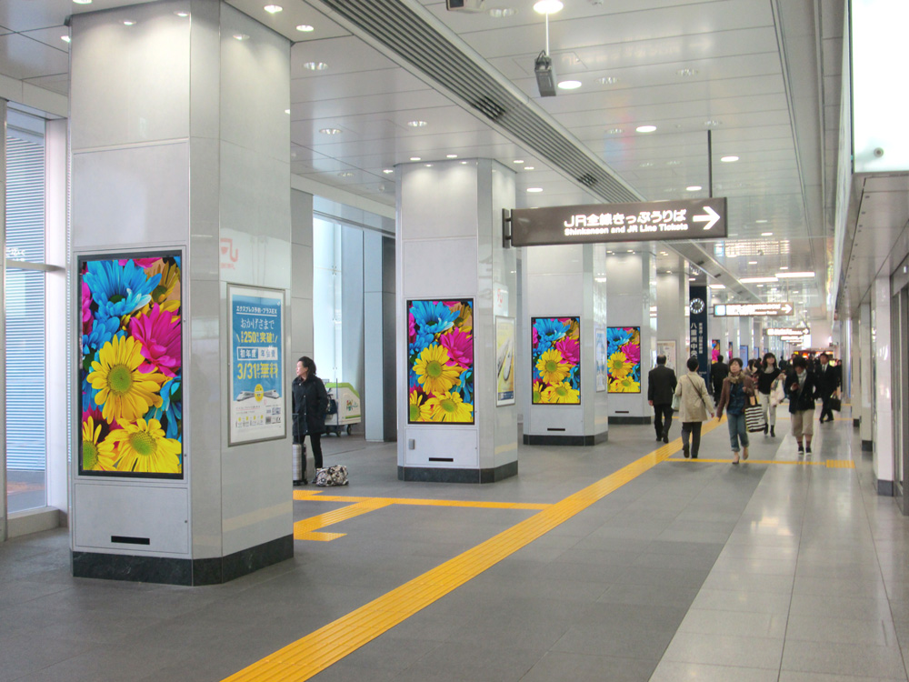 東京駅構内に設置された東芝の業務用ディスプレイ