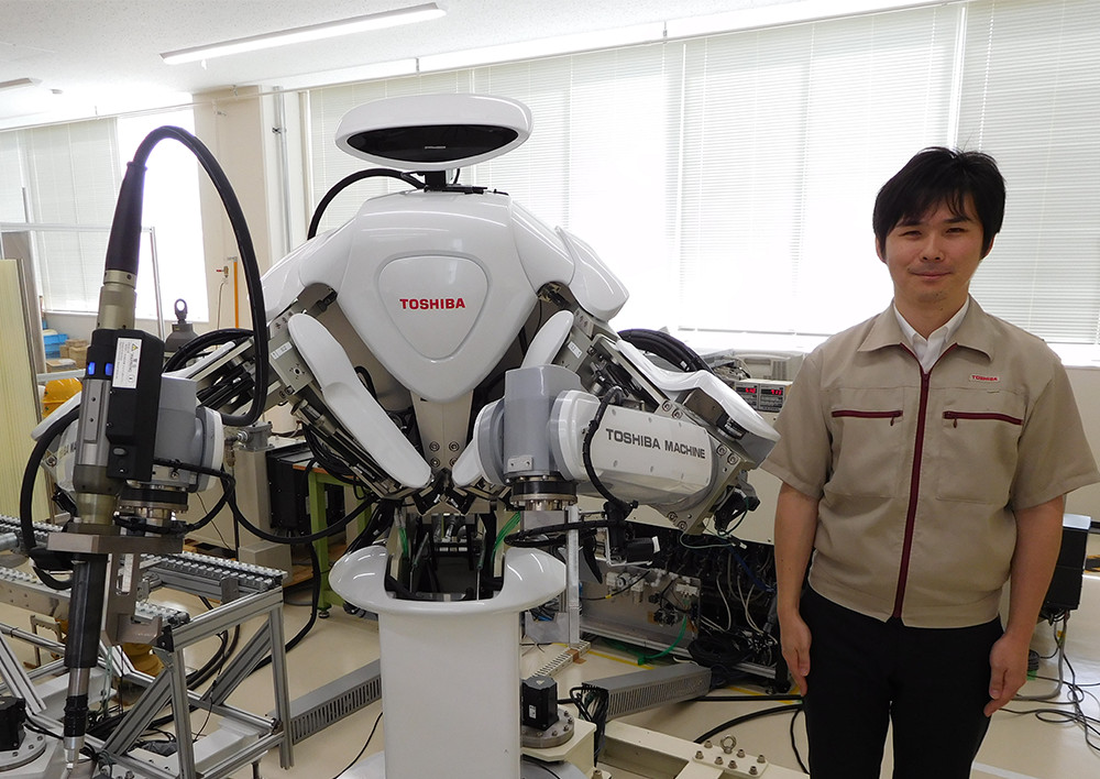 東芝 双腕ロボットと高橋氏