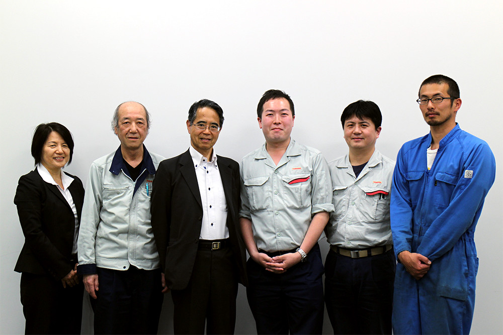 (左より)営業担当 福田氏、品質管理担当 平野氏、プロジェクトリーダー 井岡氏、機器設計担当 根塚氏、生産技術担当 佐々木氏、製造担当 有賀氏