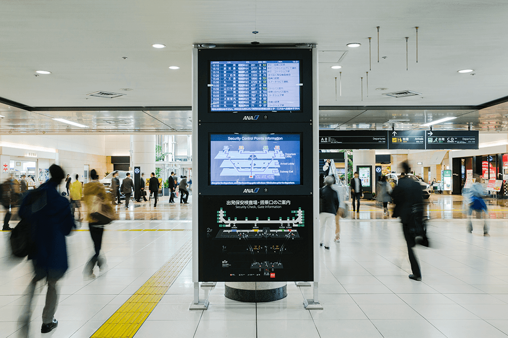 空港玄関口でも、利用者をスムーズに搭乗手続きまで導く