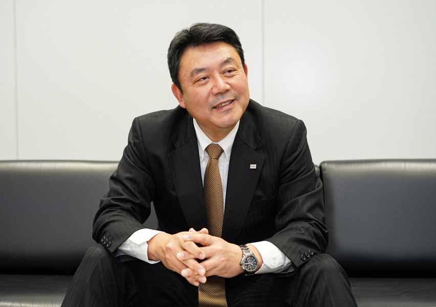 平岡敏行氏