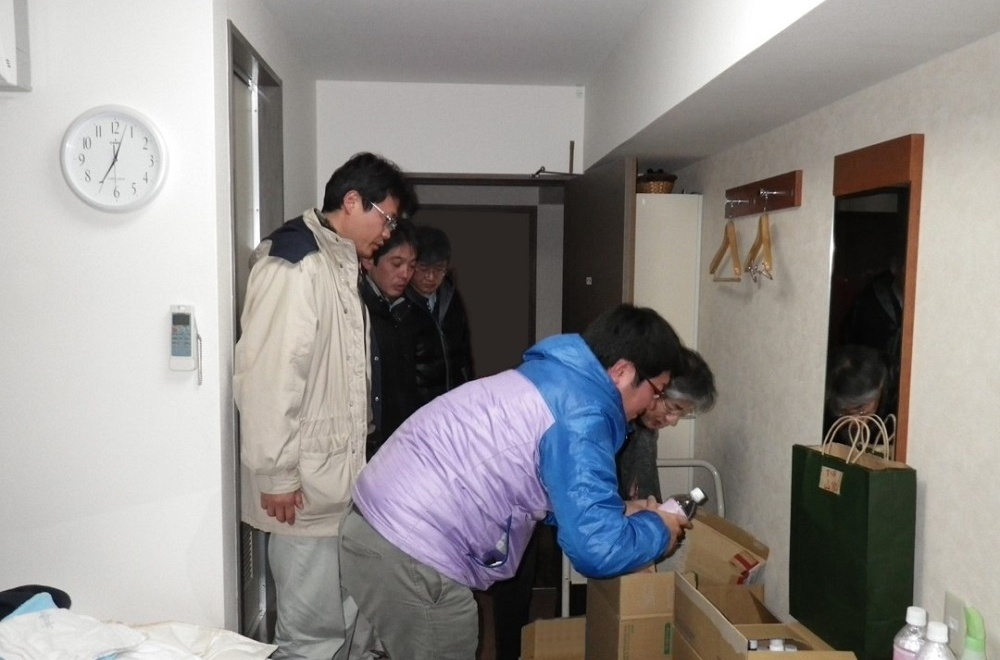 被災後、現地のホテルで準備をする土井口氏とチームメンバー