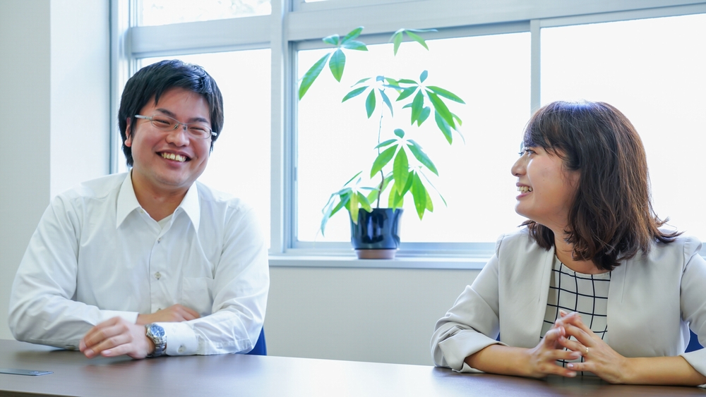 左から株式会社東芝 生産技術センター 平塚 大祐氏、東芝インフラシステムズ株式会社 江本 沙綾氏