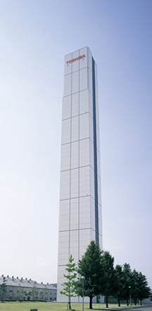 現在の府中事業所のシンボル的存在のエレベーター研究塔。1966年にエレベーターの製造が開始された