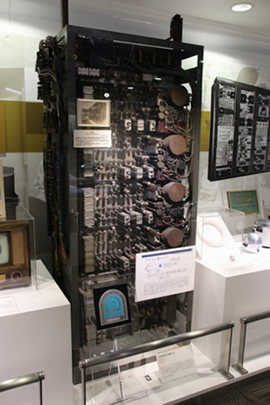 真空管時代のコンピューターは高さが180cmもあった（東芝未来科学館所蔵）