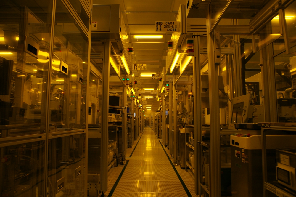 石川県にある、東芝の半導体の製造工場のクリーンルーム