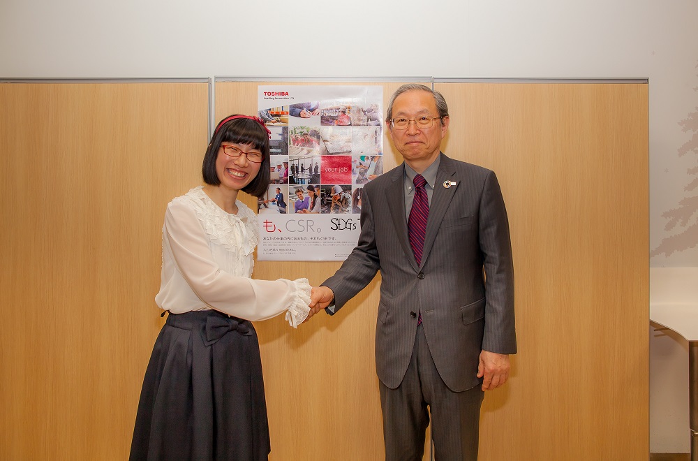 握手をするたかまつななさんと網川社長