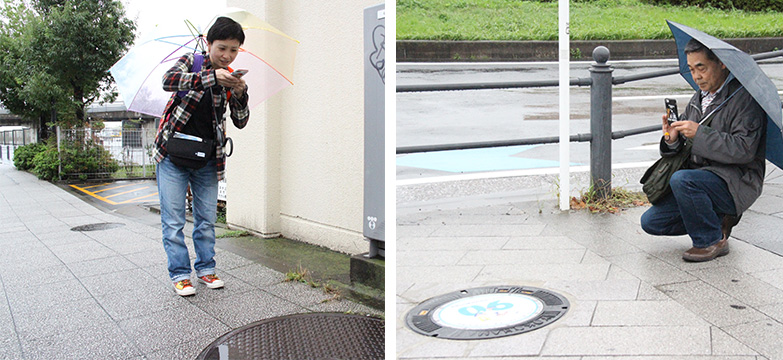 傘をさしてマンホール蓋を撮影する実験参加者