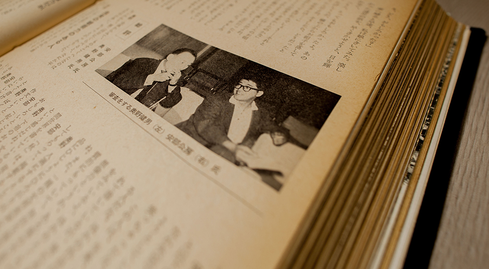 社内の文芸作品コンテストで、従業員の作品を論評する奥野健男(左)と安部公房(右)