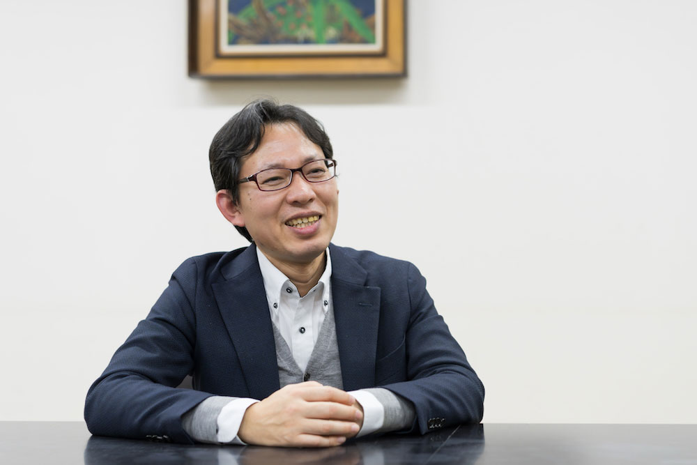 インタビューに答える小坂谷氏。