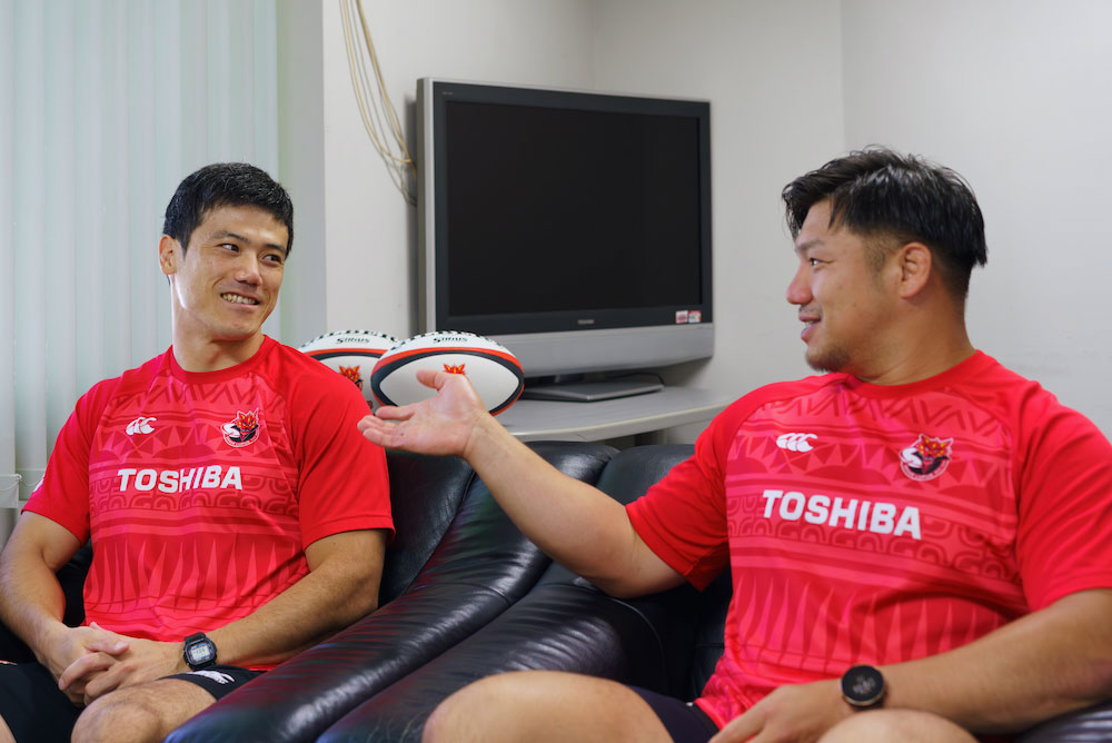 会話する豊島選手と橋本選手