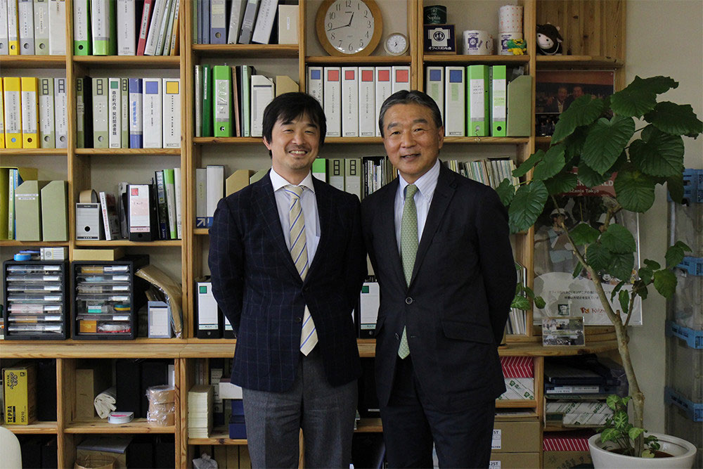 一般社団法人 あすびと福島 代表理事 半谷栄寿氏（右）、東芝　新井本武士氏（左）