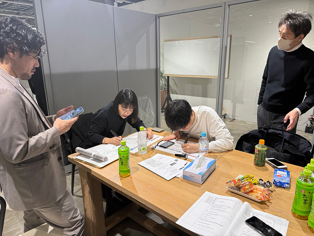 動画撮影前に、控室でアンケートなどに対応する甲斐氏と髙木氏