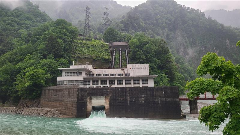 1936年に運開した、黒部峡谷の深い緑の中に佇む黒部川第二発電所の外観