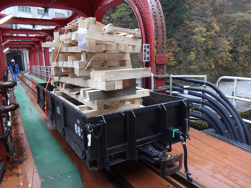 大型車両の搬入ができないため、資材や機材などはすべてトロッコで運び込まれる