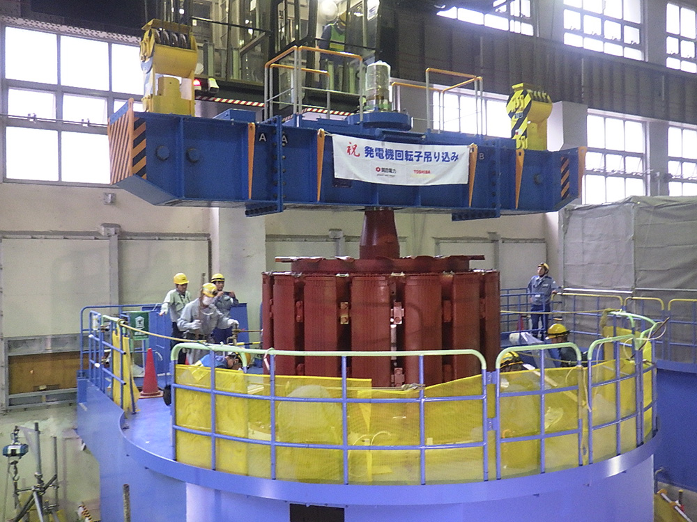 水力発電の心臓部、発電機の回転子を取り付けている様子