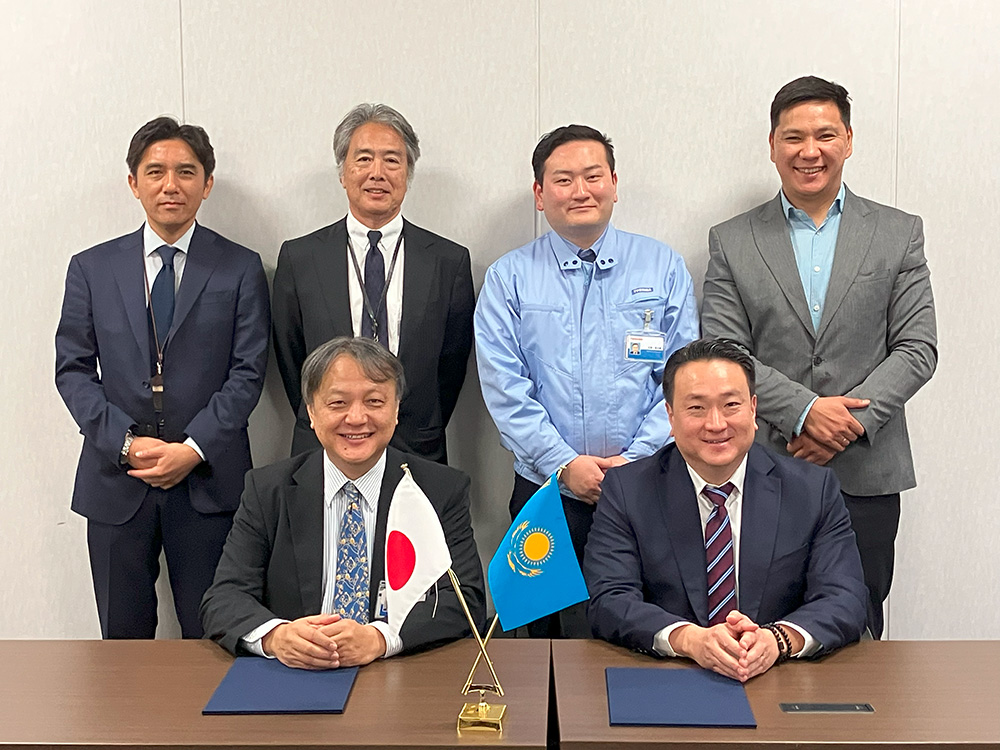 昨年11月カザフスタン郵便 副CEO Pak氏(前列右)と、戦略部門責任者Ilyassov氏(後列右)が来日。 小向事業所やAMR導入サイトを視察され、本プロジェクトが始動。