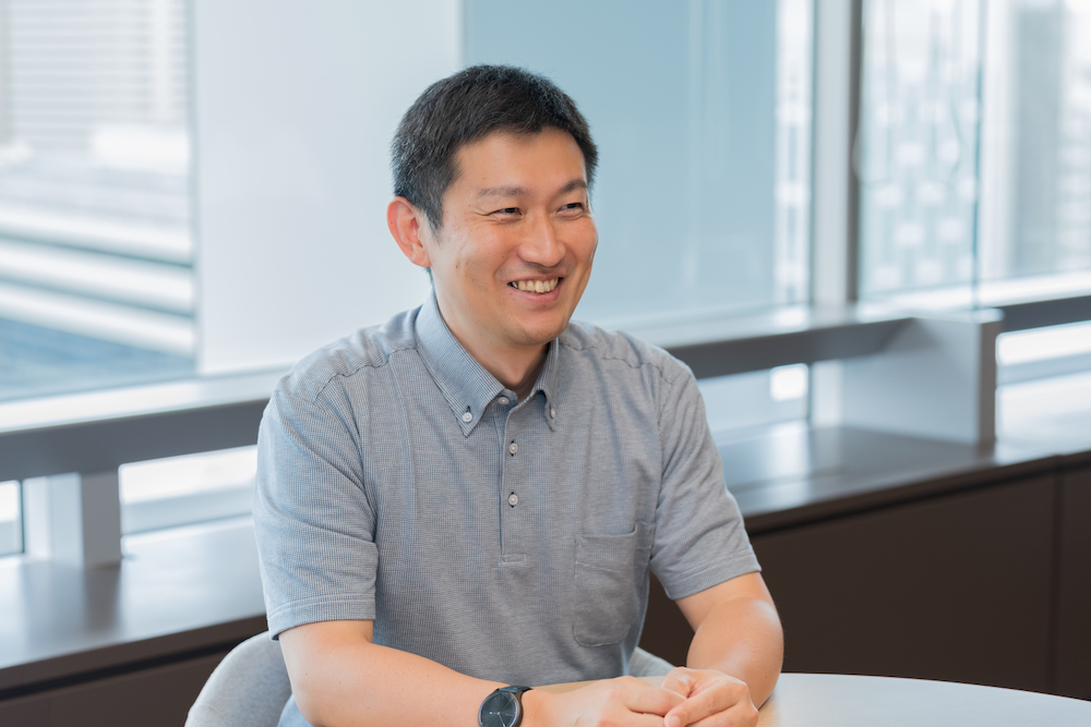 インタビューを受ける竹野氏