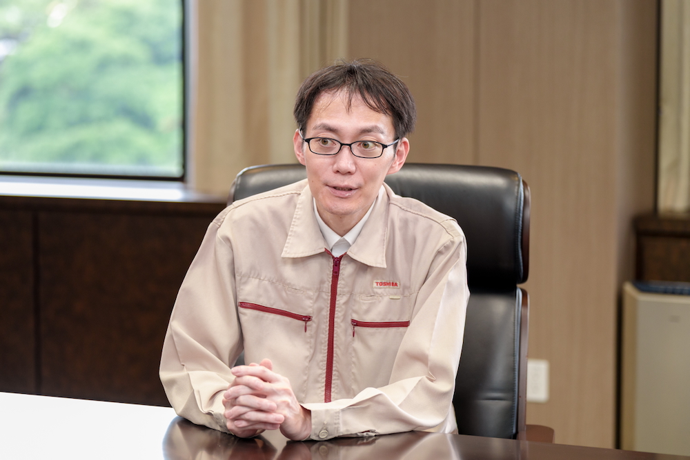 東芝エネルギーシステムズ株式会社 グリッド・ソリューション事業部　府中工場　発電システム制御部　発電システム電機制御設計グループ　利光 智圭氏