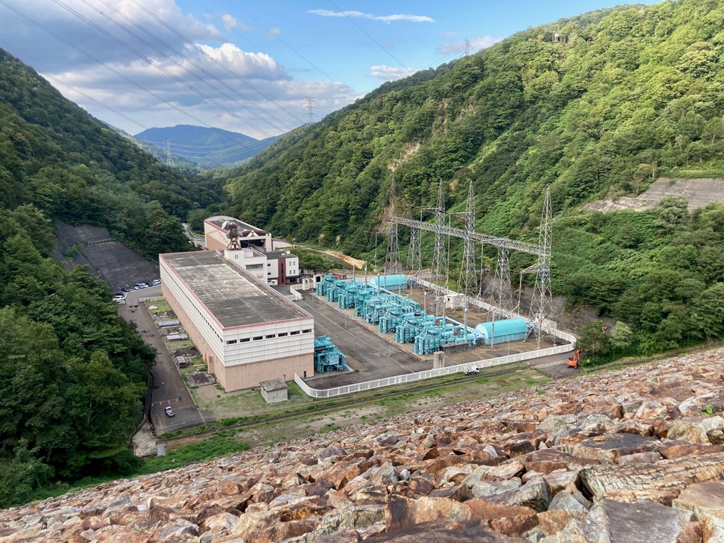 山の狭あいに位置する奥清津発電所および奥清津第二発電所