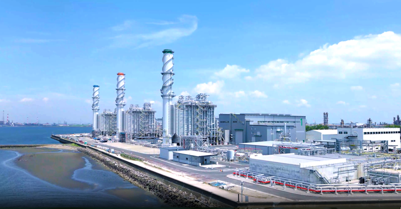 建屋ごとに異なるカラーを煙突頂部で確認できる 