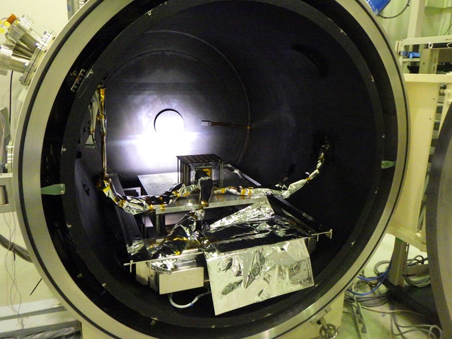 JAXAの小型衛星用真空チャンバーを用いた熱真空試験を行うことで、真空かつ極端な温度変化への十分な耐性を確認している
