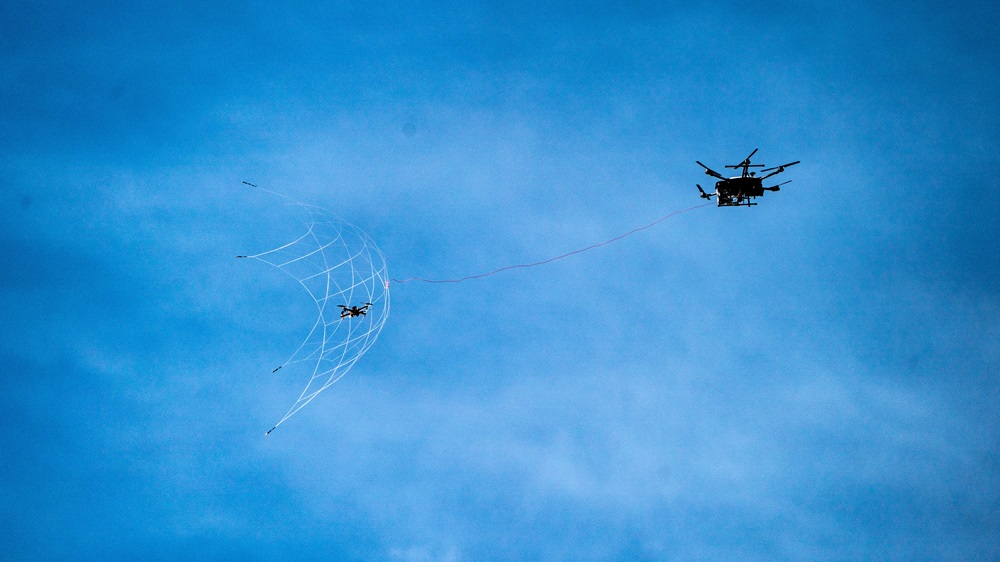 レーダで危険なドローンを追尾し捕獲する、自律型捕獲用ドローン